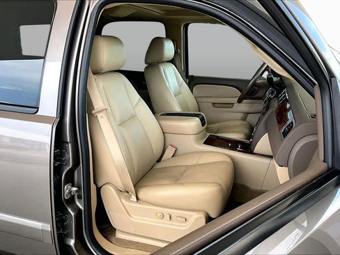 Used 2011 Chevrolet Tahoe LTZ AWD/4WD image 8