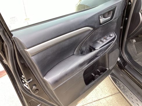 Used 2019 Toyota Highlander SE FWD image 17