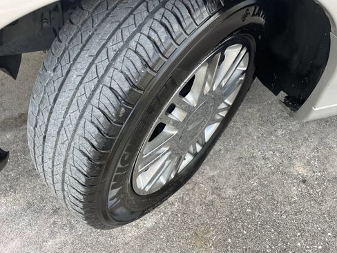 Used 2006 Lincoln Town Car Signature Limited image 31