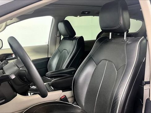 Used 2023 Chrysler Pacifica Limited FWD image 28