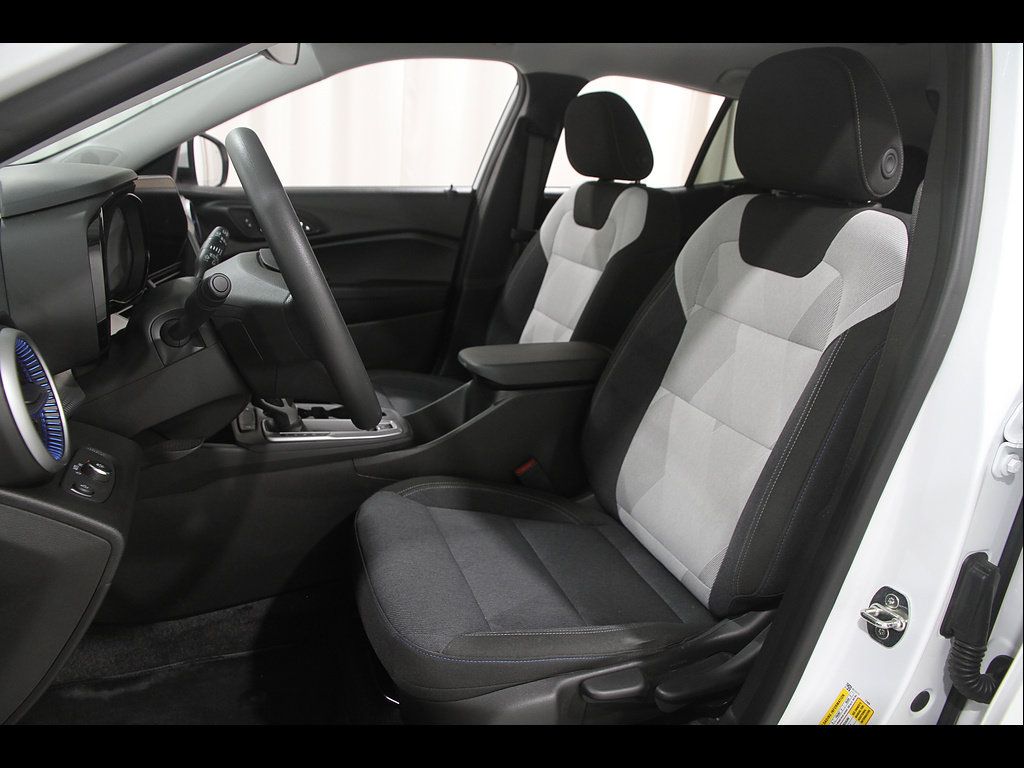 Used 2024 Chevrolet Trax LS w/ LS Convenience Package FWD image 5