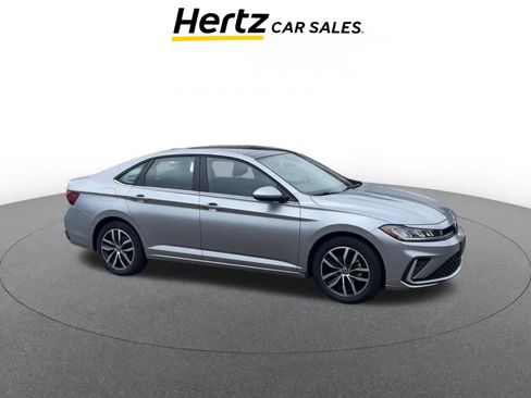 Used 2025 Volkswagen Jetta SE image 1