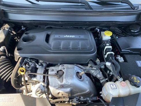 Used 2019 Jeep Cherokee Trailhawk AWD/4WD image 17