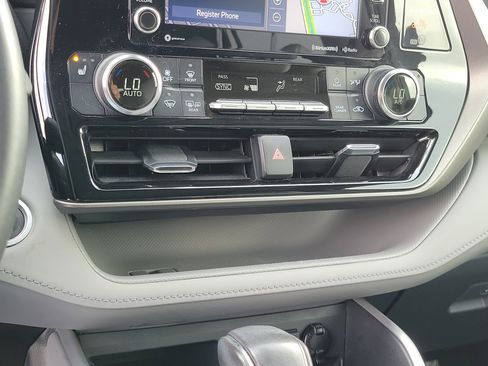 Used 2021 Toyota Highlander XLE image 27