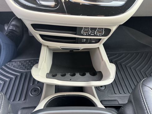 Used 2022 Chrysler Pacifica Touring-L image 36