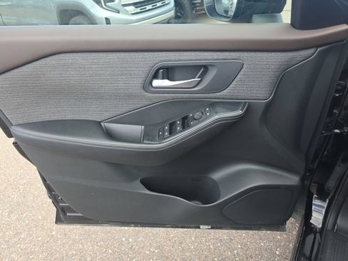 Used 2023 Nissan Rogue SV AWD/4WD image 17