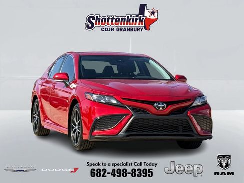 Used 2024 Toyota Camry SE image 1