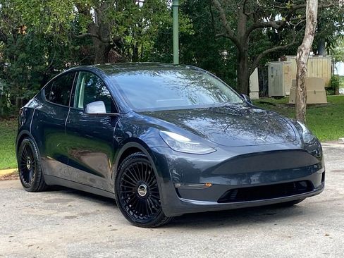 Used 2024 Tesla Model Y Performance image 3