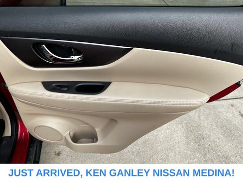 Used 2016 Nissan Rogue SV AWD/4WD image 19
