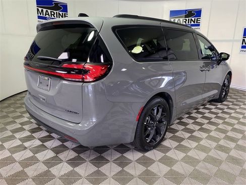 Used 2025 Chrysler Pacifica Limited image 13