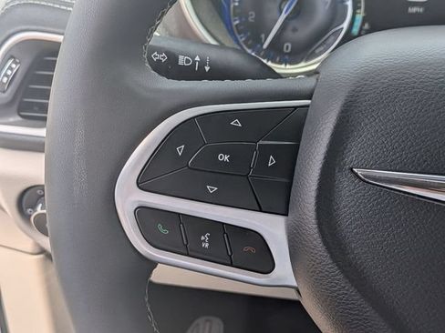 Used 2022 Chrysler Pacifica Touring-L AWD/4WD image 19