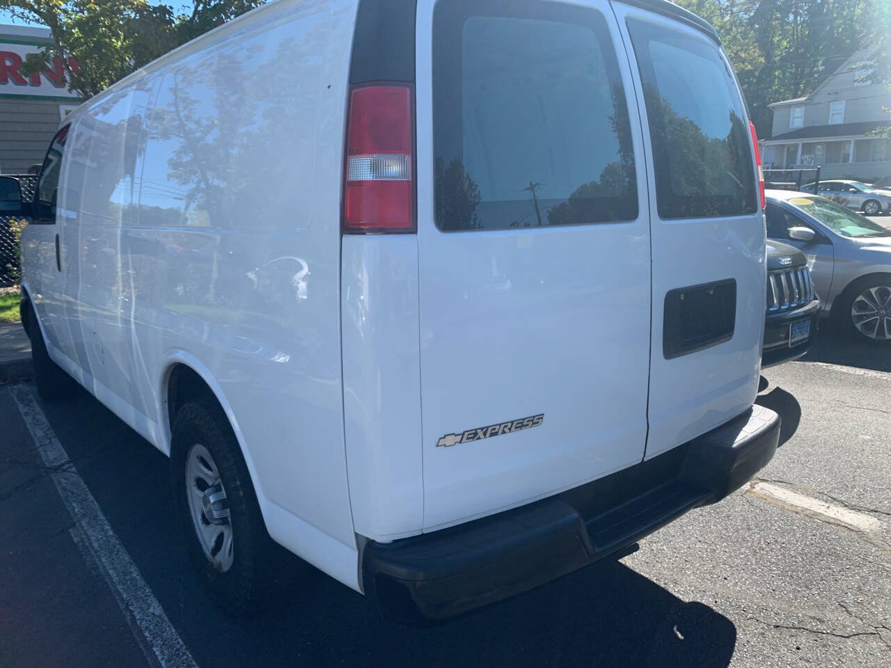 Used 2010 Chevrolet Express 1500 RWD image 27