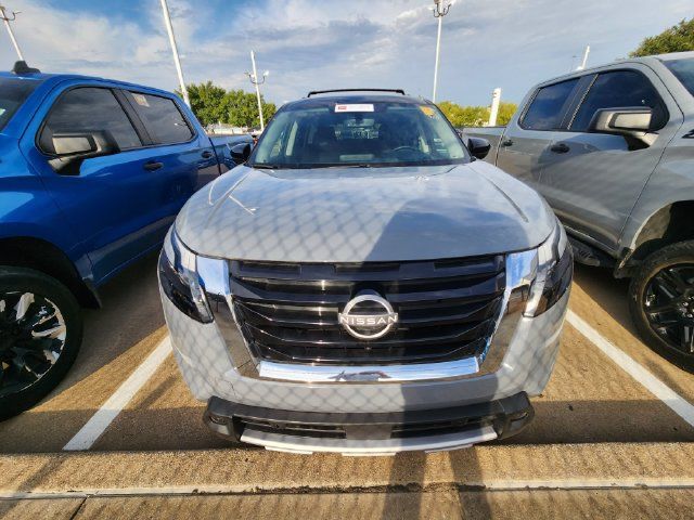 Used 2025 Nissan Pathfinder Platinum FWD image 2