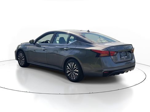 Used 2025 Nissan Altima 2.5 SV FWD image 5