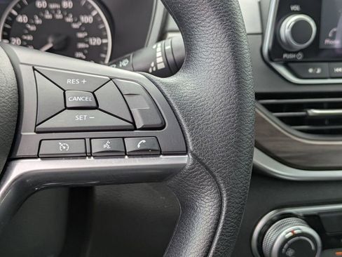 Used 2025 Nissan Altima 2.5 SV FWD image 21