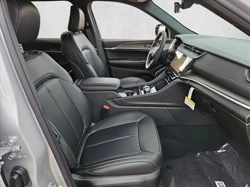 New 2026 Jeep Grand Cherokee Limited w/ Limited Altitude Package AWD/4WD image 17