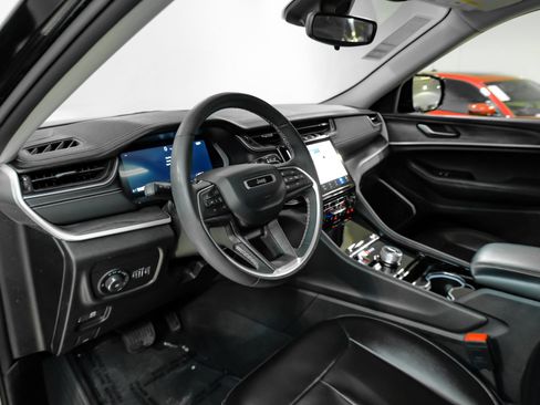Used 2023 Jeep Grand Cherokee L Limited AWD/4WD image 3