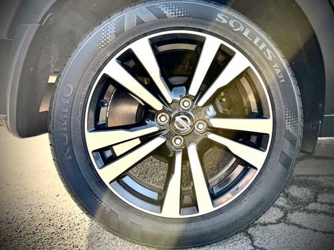 Used 2018 Nissan Kicks SV FWD image 16