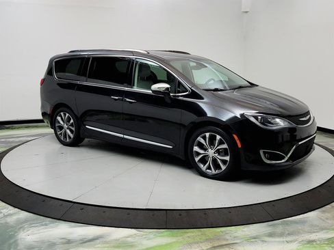 Used 2018 Chrysler Pacifica Limited image 3