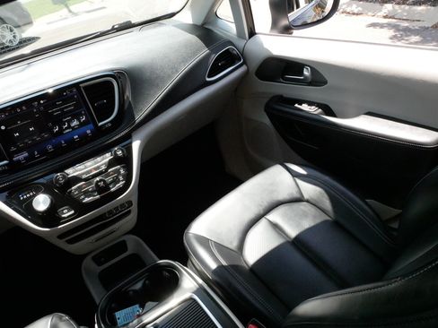 Used 2023 Chrysler Pacifica Touring-L AWD/4WD image 11