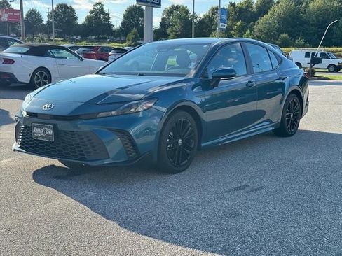 Used 2025 Toyota Camry SE FWD image 7