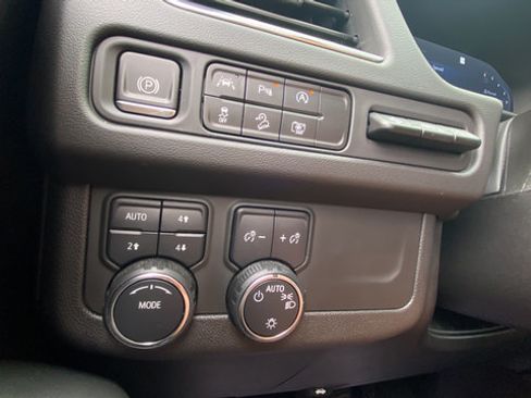 Used 2024 Chevrolet Tahoe Premier AWD/4WD image 12