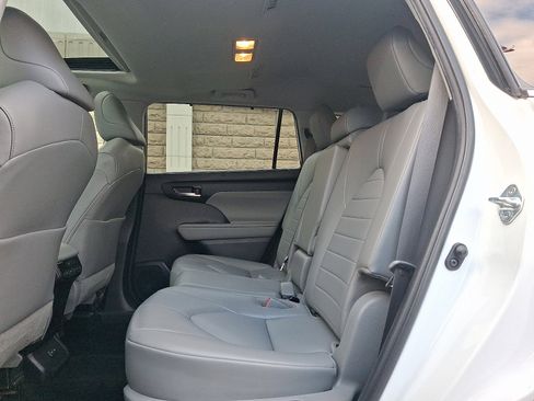 Used 2022 Toyota Highlander XLE image 10