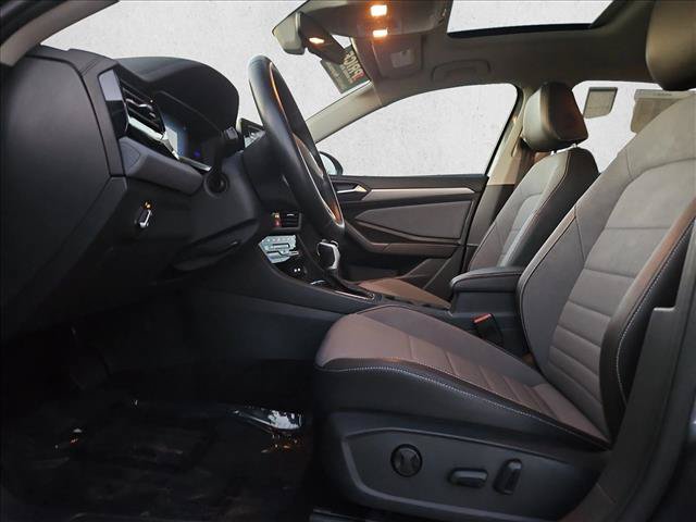 Used 2025 Volkswagen Jetta SE FWD image 16