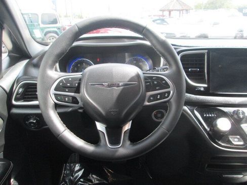 Used 2025 Chrysler Pacifica Select FWD image 16
