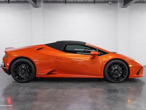 Used 2021 Lamborghini Huracan EVO image 18