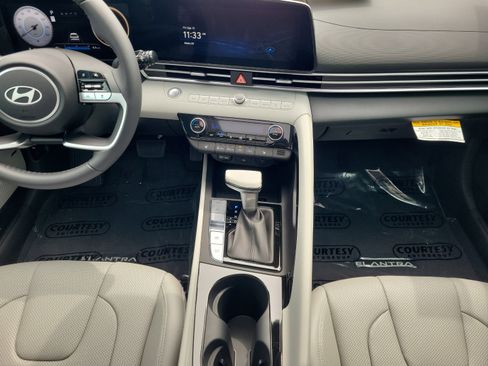 Certified 2025 Hyundai Elantra Limited FWD image 17