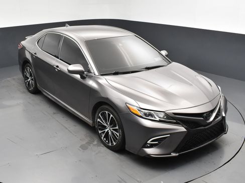 Used 2020 Toyota Camry SE w/ Carpet Mat Package image 20