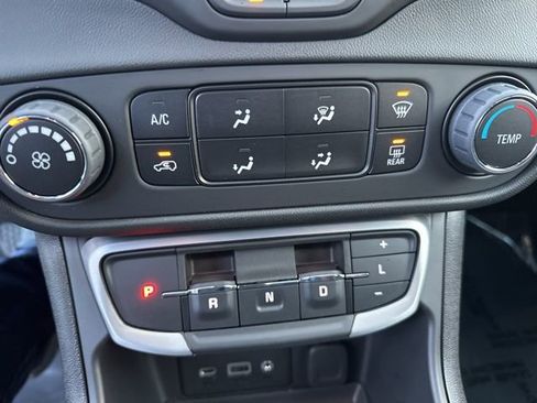 Used 2024 GMC Terrain SLE image 28