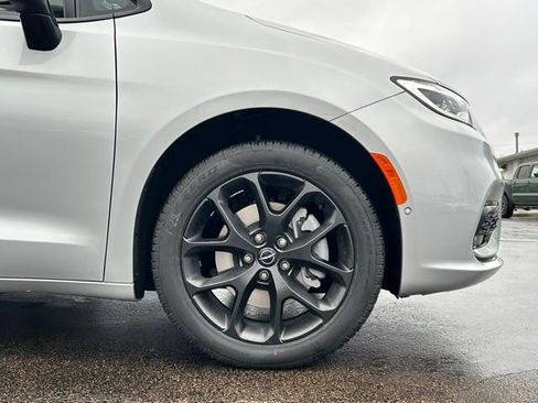 New 2026 Chrysler Pacifica Limited w/ S Appearance Package image 15