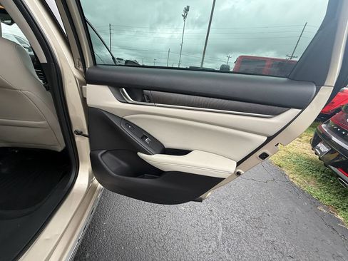 Used 2018 Honda Accord Touring image 19