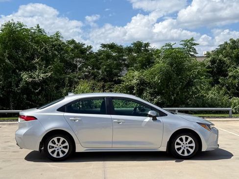 Used 2025 Toyota Corolla LE FWD image 5