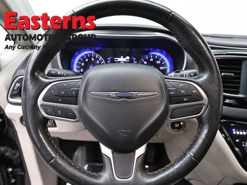 Used 2020 Chrysler Pacifica Touring-L FWD image 10