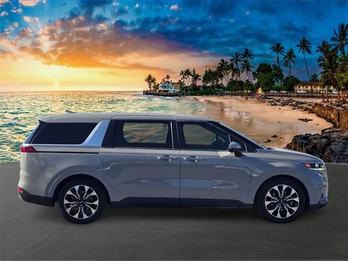 Used 2023 Kia Carnival EX image 4