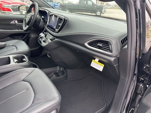 New 2026 Chrysler Pacifica Select image 50