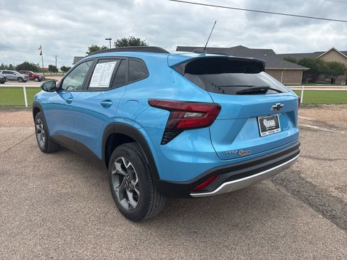 Certified 2025 Chevrolet Trax LT w/ Driver Confidence Package image 3