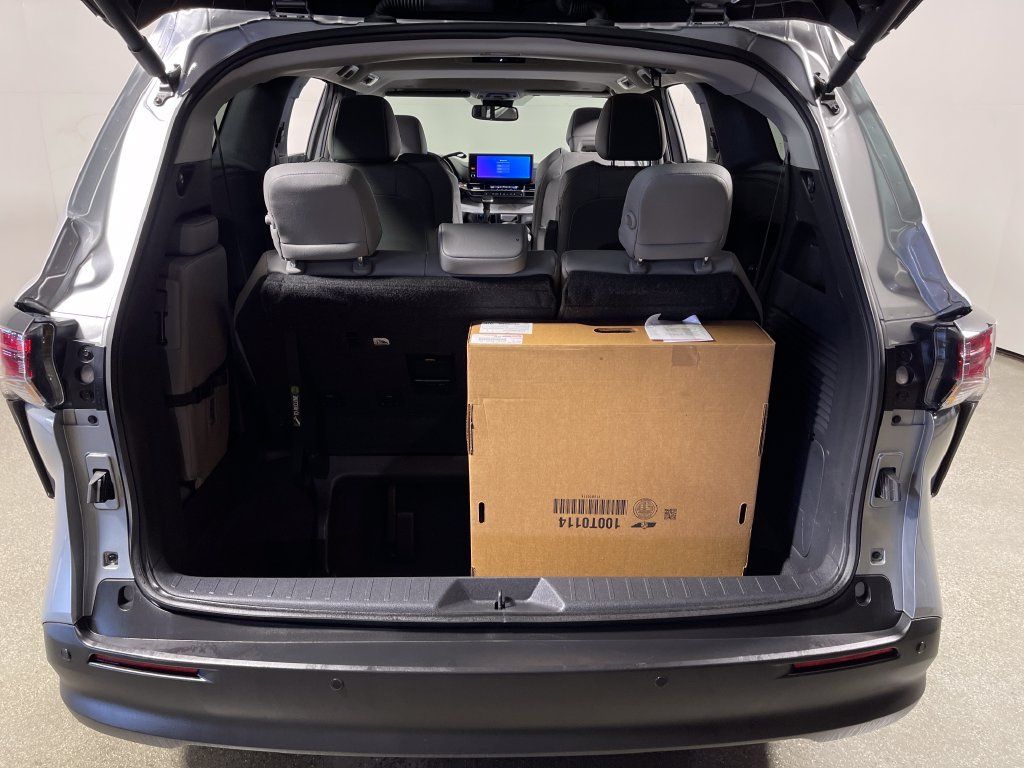 Certified 2025 Toyota Sienna XLE FWD image 10
