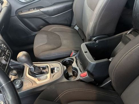 Used 2016 Jeep Cherokee Latitude w/ Cold Weather Group image 21