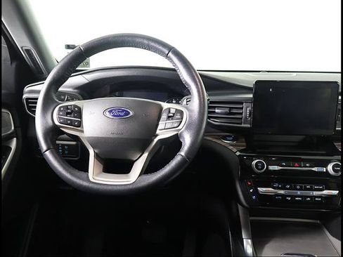Used 2022 Ford Explorer Limited w/ Equipment Group 301A RWD image 8