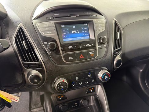 Used 2015 Hyundai Tucson SE image 16