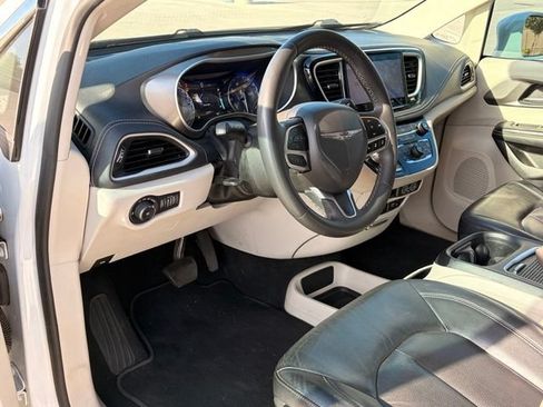 Used 2022 Chrysler Pacifica Touring-L FWD image 12