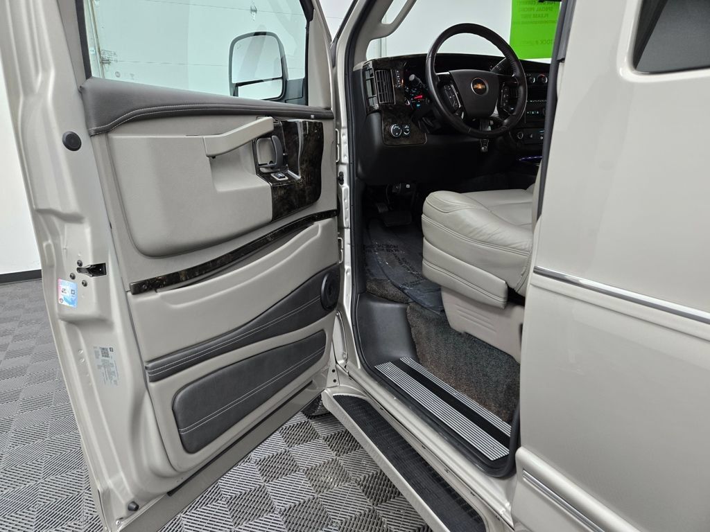 Used 2023 Chevrolet Express 2500 Extended RWD image 16