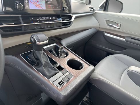 Used 2024 Toyota Sienna XLE w/ XLE Plus Package image 39