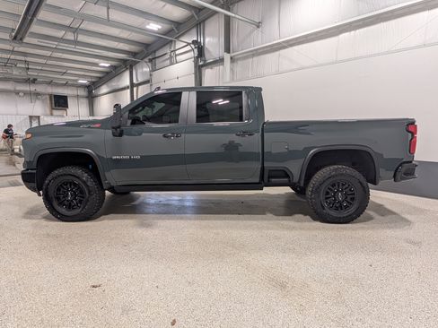 Used 2025 Chevrolet Silverado 2500 ZR2 w/ Technology Package AWD/4WD image 4