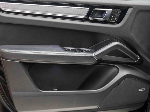 Certified 2023 Porsche Cayenne Platinum Edition image 24