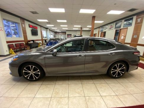 Used 2020 Toyota Camry SE w/ Sunroof Package image 2